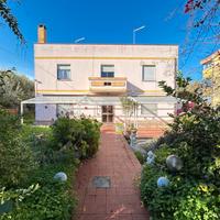 Cagliari-Via Delle Felci, 200mq+ cortile su 4 ati