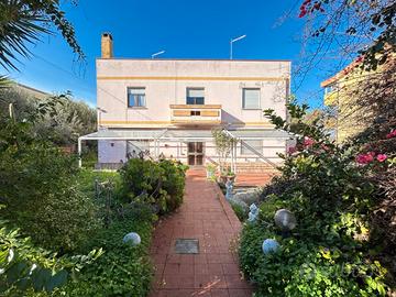 Cagliari-Via Delle Felci, 200mq+ cortile su 4 ati