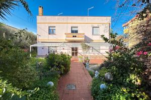 Cagliari-Via Delle Felci, 200mq+ cortile su 4 ati