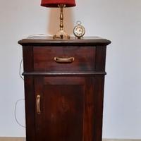 Comodino in legno antico lampada e sveglia vintage