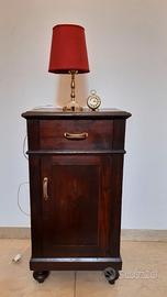 Comodino in legno antico lampada e sveglia vintage