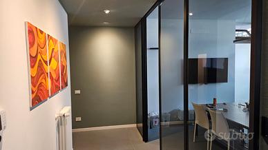 Ufficio arredato con sala riunioni e servizi