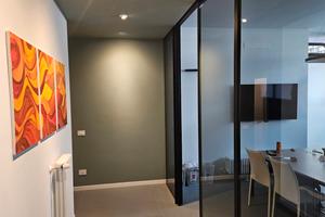 Ufficio arredato con sala riunioni e servizi