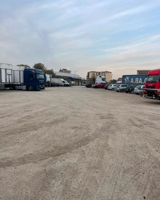 Parcheggio custodito per bilico camion Furgoni