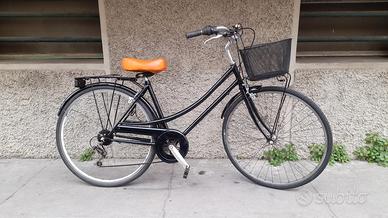 donna 28 con marce e cestino pronta all'uso 