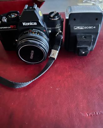 macchina fotografica konica tc corredata di flash