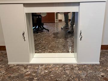 Mobiletto bianco con specchio e 2 lampadine