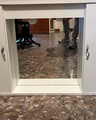 Mobiletto bianco con specchio e 2 lampadine