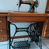 Macchina da cucire Singer d'epoca con mobiletto