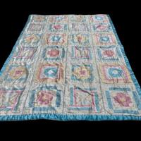 Coperta trapuntata con un elegante bordo in raso