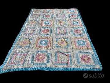 Coperta trapuntata con un elegante bordo in raso