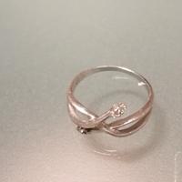 Anello in oro bianco e diamanti. 