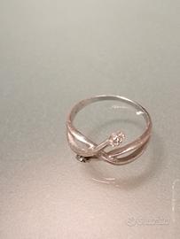 Anello in oro bianco e diamanti. 