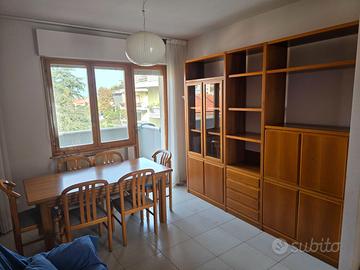 Parete attrezzata soggiorno + tavolo + n.6 sedie