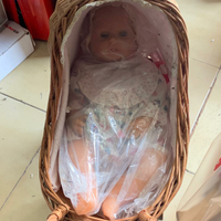 Passeggino con bambolotto vimini