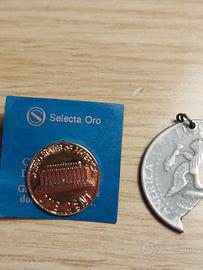 Spilla 1 cent USA dorato e ciondolo mezzo dollaro 