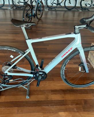 bici da corsa elettrica in carbonio ridley e-grifn