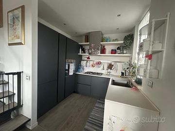 Cucina completa con elettrodomestici