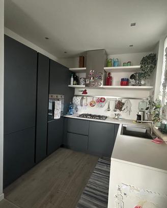 Cucina completa con elettrodomestici