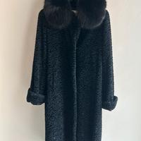 Pelliccia Astrakan nera con collo in volpe