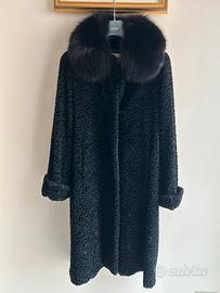 Pelliccia Astrakan nera con collo in volpe