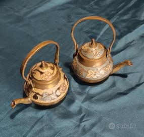 Coppia di Teiere in Ottone Decorato Vintage