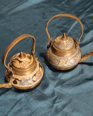 Coppia di Teiere in Ottone Decorato Vintage