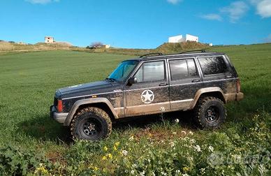 Jeep Cherokee XJ 2.5 con gancio traino TRENTENNALE