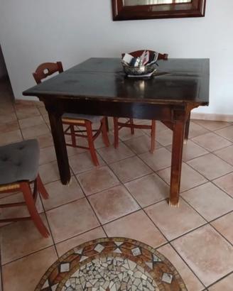tavolo legno scuro 