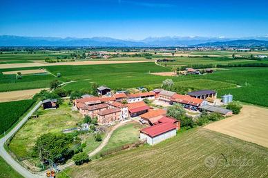 Rustico / Casale di 5000 m² con più di 5 locali e 