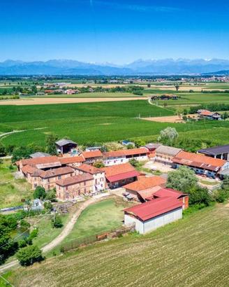Rustico / Casale di 5000 m² con più di 5 locali e 