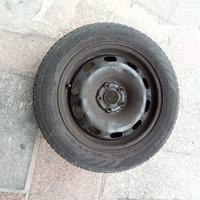 cerchi con gomme e copricerchi