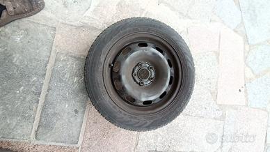 cerchi con gomme e copricerchi