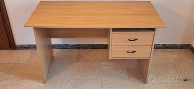 Scrivania in truciolare rivestito noce chiaro