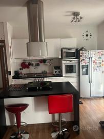Cucina completa con elettrodomestici