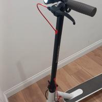 Monopattino elettrico bianco