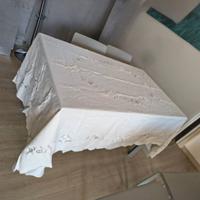 Elegante set composto da una tovaglia e dodici tov