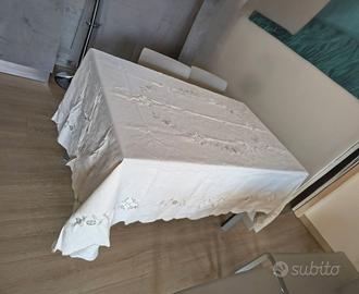 Elegante set composto da una tovaglia e dodici tov