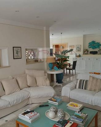 Villa di 400 m² con più di 5 locali e box auto a F