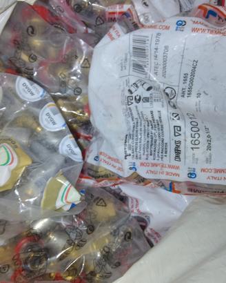 materiale e attrezzi idraulici in blocco