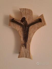 Crocifisso in legno vecchio e chiodi vintage