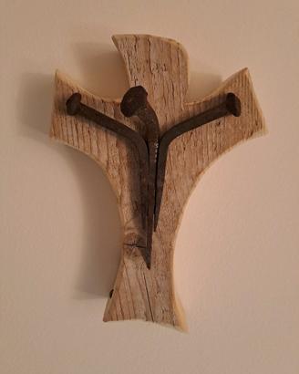 Crocifisso in legno vecchio e chiodi vintage