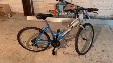 Mountain bike Mongoose Mirage con cambio