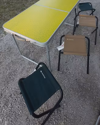 tavolino e sedie pieghevoli da campeggio Quechua 