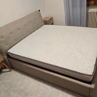 letto matrimoniale con il suo materasso e due como
