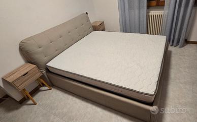 letto matrimoniale con il suo materasso e due como