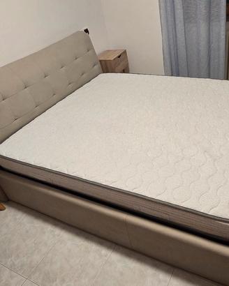 letto matrimoniale con il suo materasso e due como