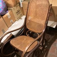 Sedia a dondolo vintage in legno curvato e paglia