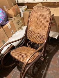 Sedia a dondolo vintage in legno curvato e paglia