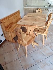 Tavolo con sedie e panca